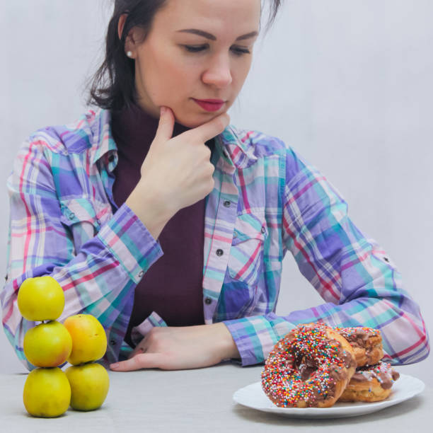 Los alimentos procesados, ricos en azúcares y grasas, pueden causar inflamación, lo que es perjudicial para el organismo y puede resecar el cabello, haciéndolo quebradizo y más propenso a caerse.