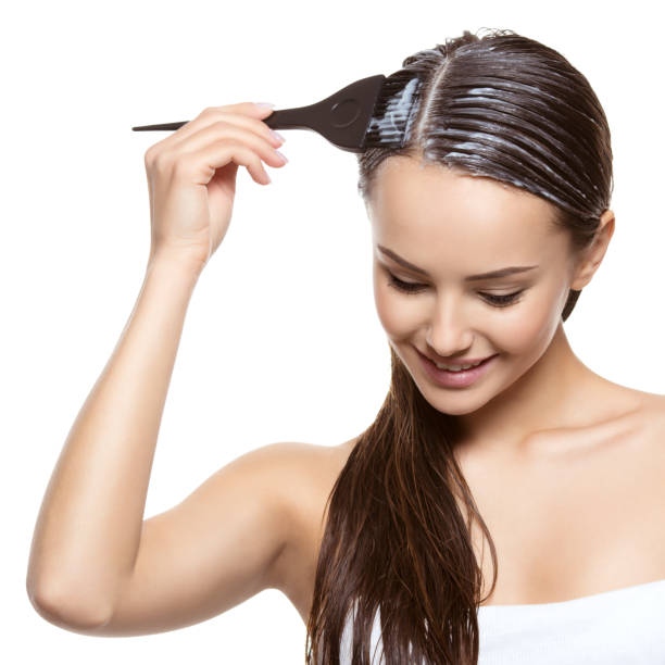 Usa tratamientos sin aclarado para el cabello y mascarillas para el pelo para mantener el cuero cabelludo hidratado y sano.